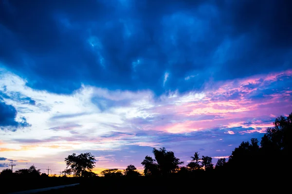 Dramatik gökyüzü günbatımı ve gündoğumu silüeti