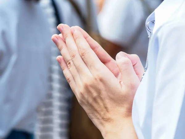 kadın ellerde salute içinde Birleştir