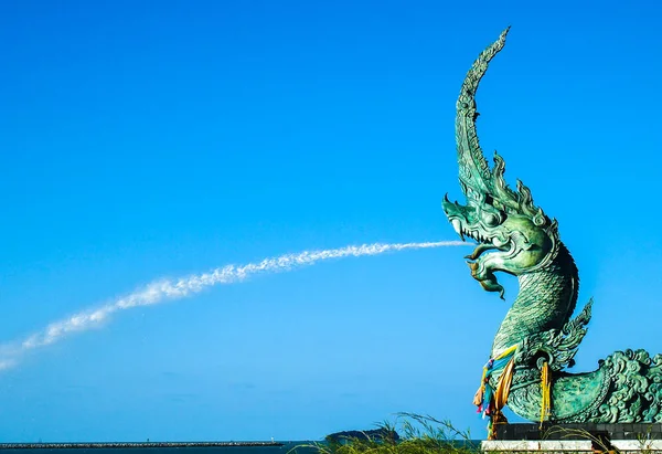 Naga heykel sprey su ve deniz mavi gökyüzü arka plan ile