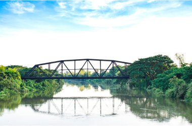 Bir tren köprüden Nehri kırsal Tayland