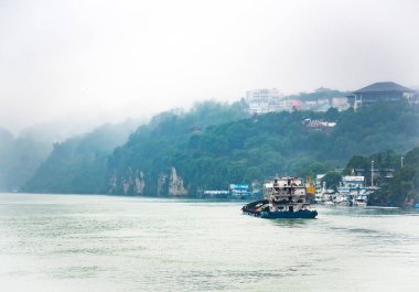 Yağmurlu günde Yangtze Nehri üzerinde seyir kargo gemisi