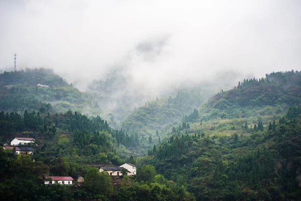 多くホームで雨の日に揚子江の近くの谷、ヘイズ フロート山上 — ストック写真