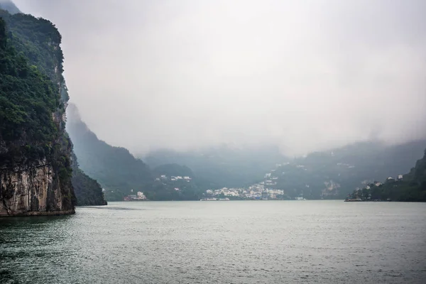 Yangtze Nehri yağmurlu günde, pus float Nehri üzerinde