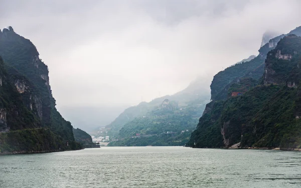 Yangtze river op regenachtige dag, haze zweven over de rivier. — Stockfoto