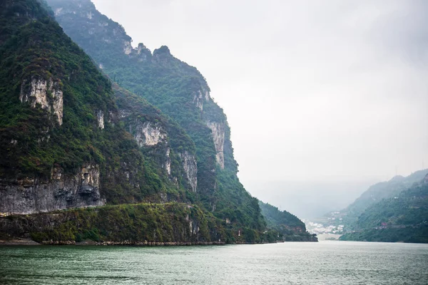 Yangtze Nehri yağmurlu günde, pus float Nehri üzerinde
