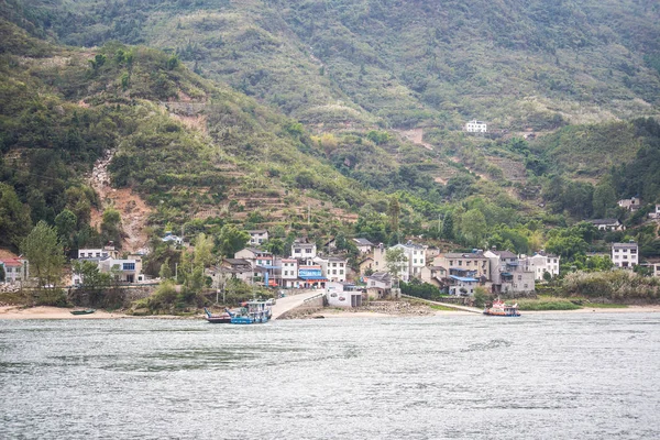 Çok yağmurlu günde Valley yakınındaki Yangtze river's edge Anasayfa..