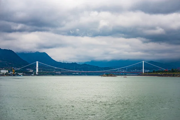 Yağmurlu bir gün modern köprüde kasabası Yangtze Nehri