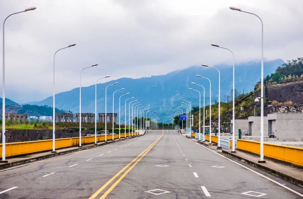 Satır dağ arka plan ile sokak ışık