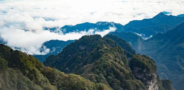 beautyful bulut float dağ üzerinde Panoraması