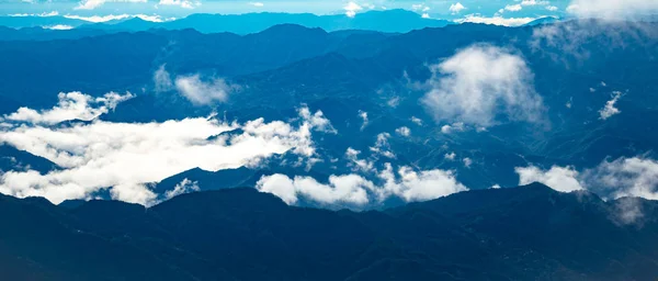 beautyful bulut float dağ üzerinde Panoraması