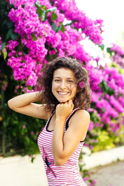 Senyum indah gadis dalam bunga ungu — Stok Foto