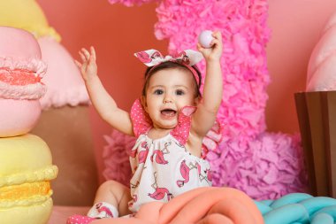 Sevimli küçük kız onun ilk doğum gününü kutlamak