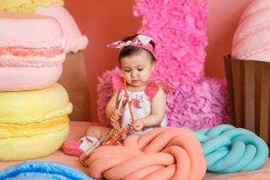 Sevimli küçük kız onun ilk doğum gününü kutlamak