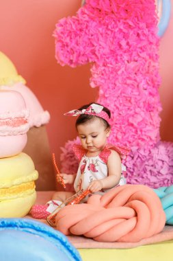 Sevimli küçük kız onun ilk doğum gününü kutlamak