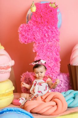 Sevimli küçük kız onun ilk doğum gününü kutlamak