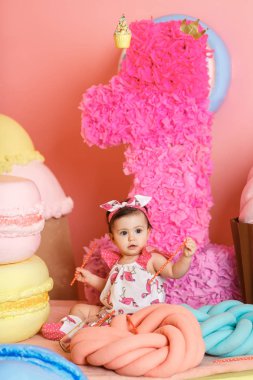 Sevimli küçük kız onun ilk doğum gününü kutlamak