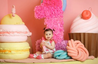 Sevimli küçük kız onun ilk doğum gününü kutlamak