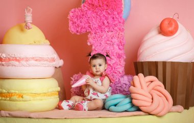 Sevimli küçük kız onun ilk doğum gününü kutlamak