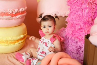 Sevimli küçük kız onun ilk doğum gününü kutlamak