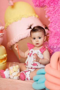 Sevimli küçük kız onun ilk doğum gününü kutlamak