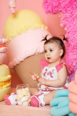 Sevimli küçük kız onun ilk doğum gününü kutlamak