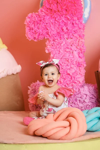 Sevimli küçük kız onun ilk doğum gününü kutlamak