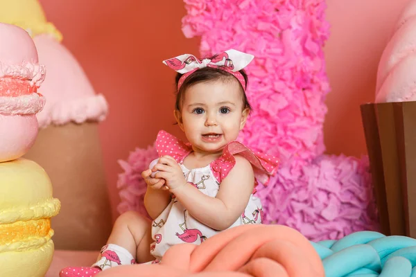 Sevimli küçük kız onun ilk doğum gününü kutlamak