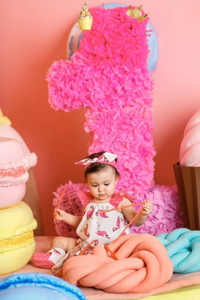 Sevimli küçük kız onun ilk doğum gününü kutlamak