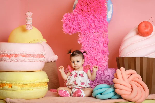 Sevimli küçük kız onun ilk doğum gününü kutlamak