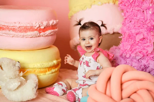 Sevimli küçük kız onun ilk doğum gününü kutlamak — Stok fotoğraf