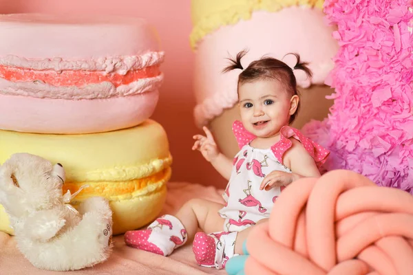 Sevimli küçük kız onun ilk doğum gününü kutlamak