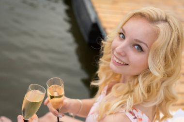 güzel kız bir kadeh şampanya içiyor