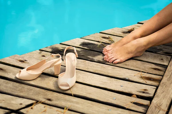 Τα πόδια στην ξύλινη άκρη της πισίνας — Φωτογραφία Αρχείου