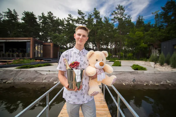 Şampanya ve oyuncak ayı ile bir tarih adam gider