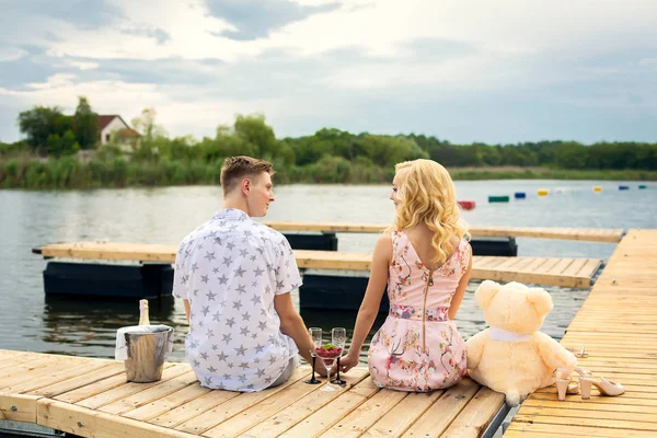 Par i kärlek vid träpiren — Stockfoto