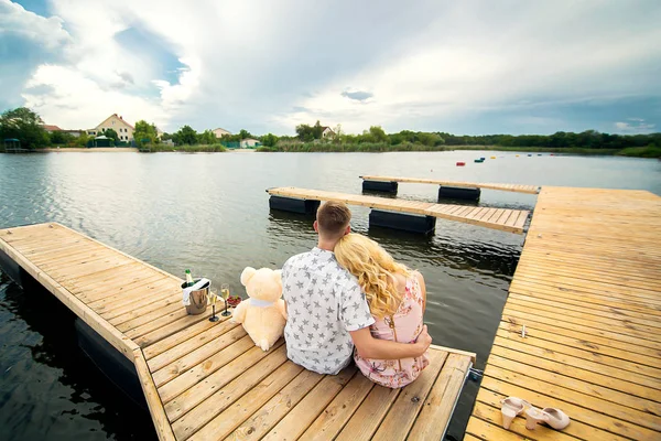 Para zakochanych na drewniane molo — Zdjęcie stockowe