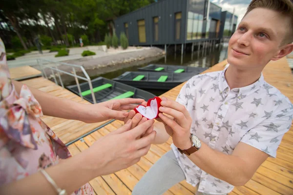 dostum bir iskelede diz üzerinde duran bir evlenme teklifi yapar