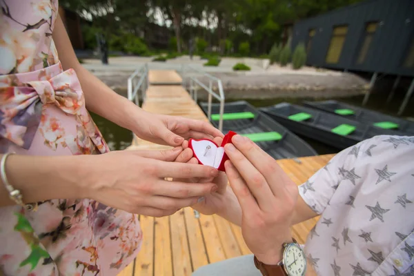 dostum bir iskelede diz üzerinde duran bir evlenme teklifi yapar