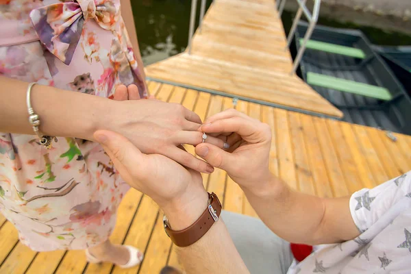 dostum bir iskelede diz üzerinde duran bir evlenme teklifi yapar