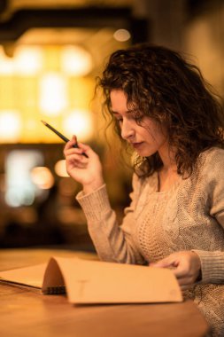 Kız yazma notlar Cafe