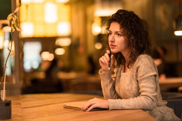 bir kafede oturan sevimli kız berabere