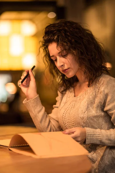 Kız yazma notlar Cafe