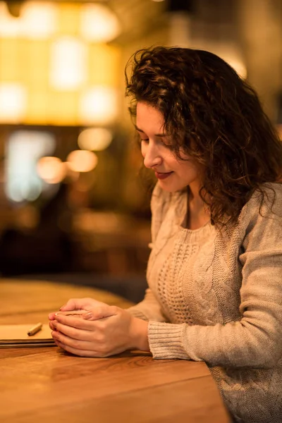 Meisje schrijven nota's in café met een kopje warme koffie en marshmallow — Stockfoto