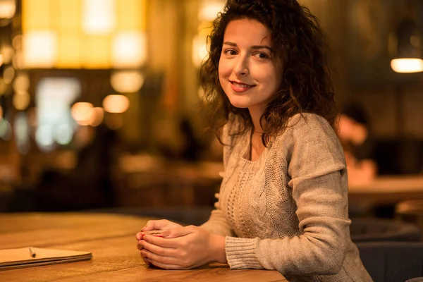 fincan sıcak kahve ve hatmi ile kafede oturan kız