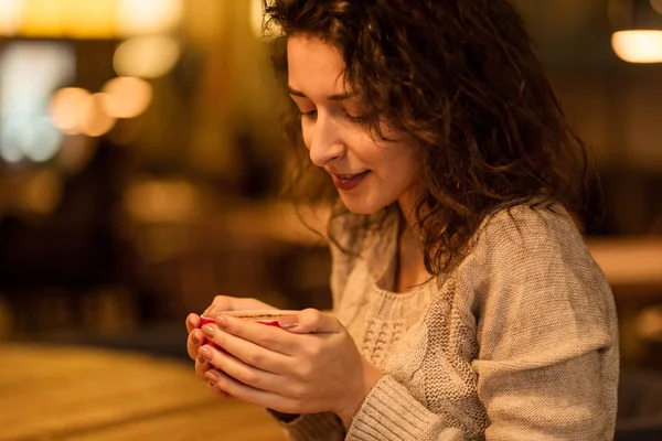 Meisje schrijven nota's in café met een kopje warme koffie en marshmallow — Stockfoto