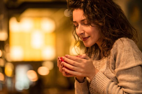 Schattig meisje cacao drinken in een café — Stockfoto