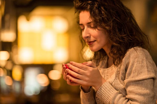 Schattig meisje thee drinken in een café — Stockfoto