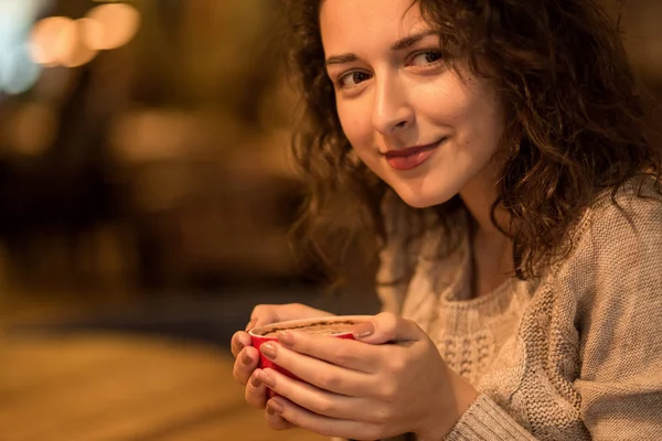 Schattig meisje cacao drinken in een café — Stockfoto