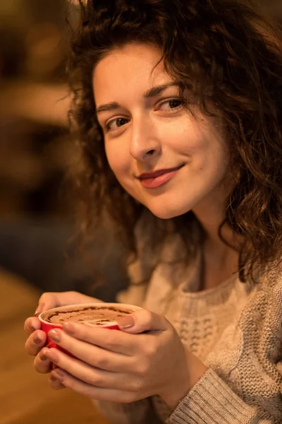 bir fincan kahve ile güzel kız rüyalar