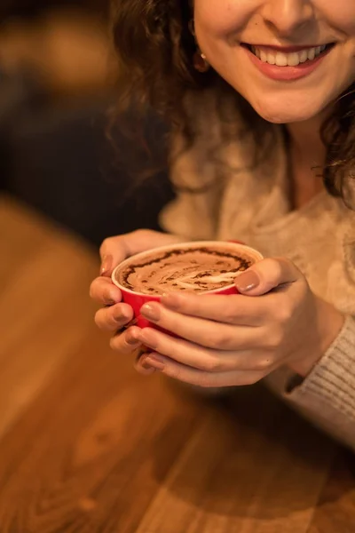 Mooi meisje is opwarming van de aarde zelf met een kopje koffie — Stockfoto